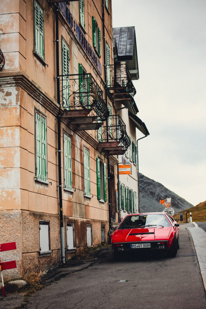 Eine alte garage voller oldtimer-sportwagen und motorräder, darunter ein  seltener bugatti ferrari und andere luxusfahrzeuge